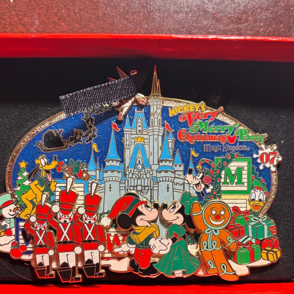 Disney Festive- jumbo pin .  with Mickey and Friends Collectible -rare